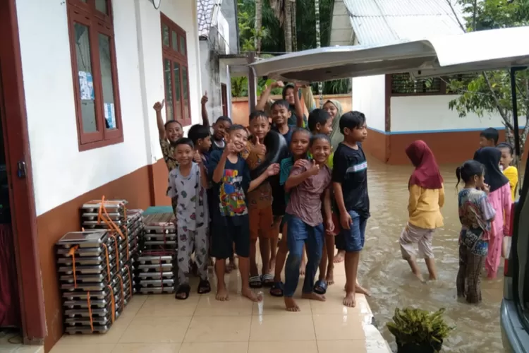 Pemerintah menyalurkan bantuan pangan melalui perogram MBG bagi warga terdampak bencana di Sumatera dan Aceh (Dok foto: bgn.go.id)