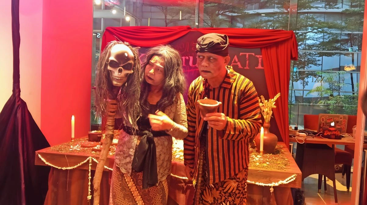 Film horor "Aku Harus Mati" menghadirkan kisah pesugihan yang tidak hanya mengandalkan mitos, tetapi juga mengaitkannya dengan dinamika sosial modern. (Foto: TRENDS.co.id)