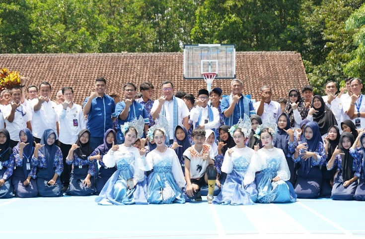 Jajaran Yayasan Astra - Yayasan Pendidikan Astra Michael D. Ruslim dan Asuransi Astra, Kepala SMPN 3 Leuwidamar, serta siswa binaan berbagi senyum dan semangat yang sama untuk melangkah menuju masa depan yang lebih baik. (Istimewa)